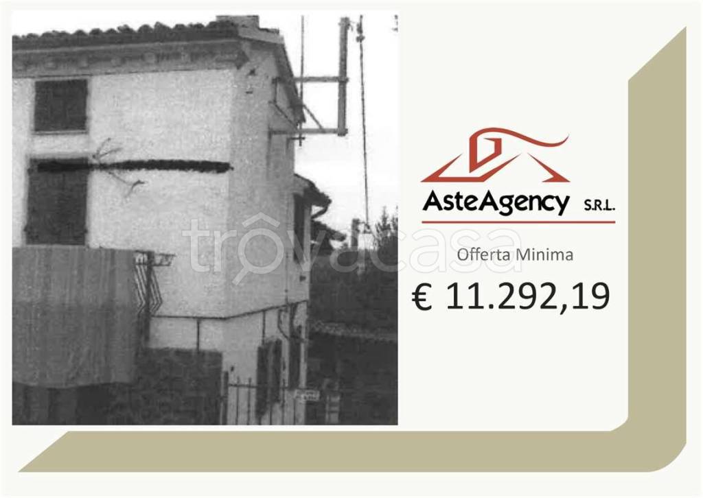 casa semindipendente in vendita a Varzi in zona Casa Fiori