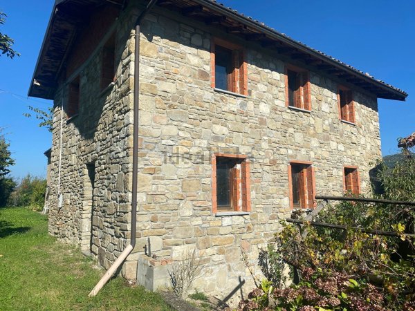 casa indipendente in vendita a Varzi