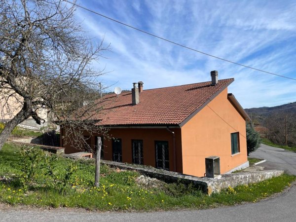 casa indipendente in vendita a Varzi in zona Cella