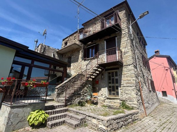 casa indipendente in vendita a Varzi in zona Castellaro