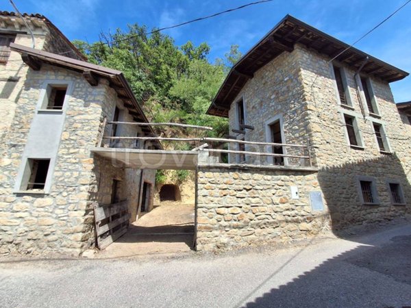 casa indipendente in vendita a Varzi