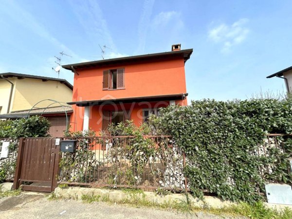 casa indipendente in vendita a Vellezzo Bellini in zona Giovenzano