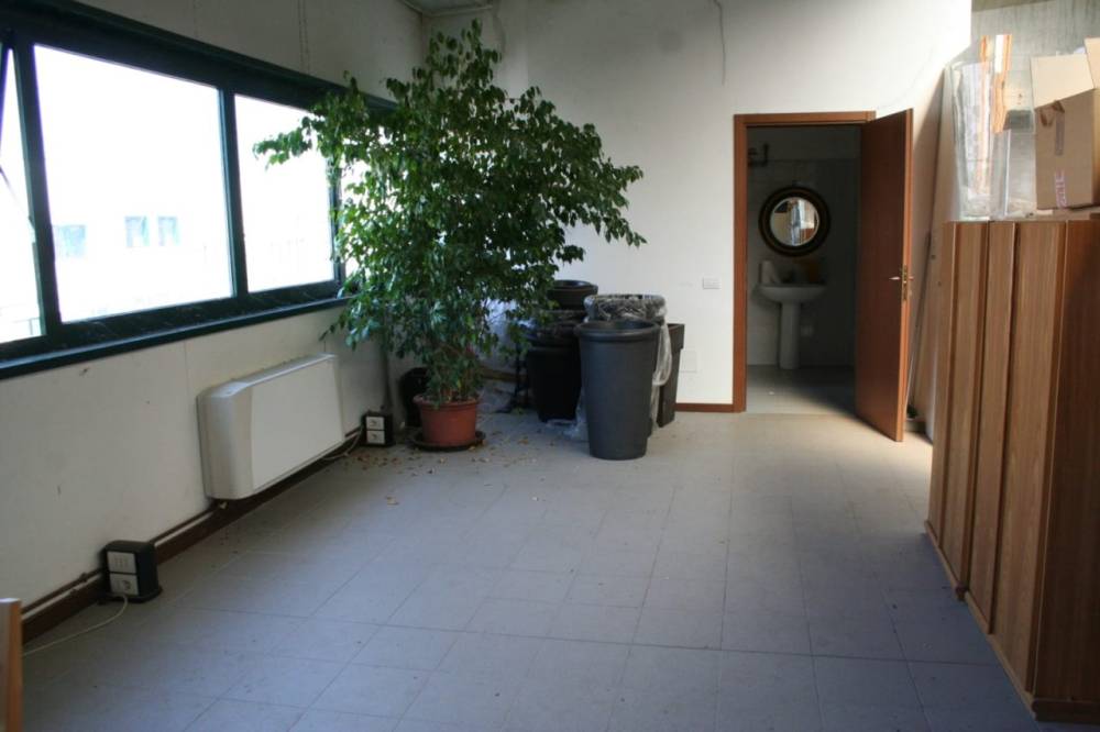 ufficio in vendita a Vellezzo Bellini in zona Giovenzano