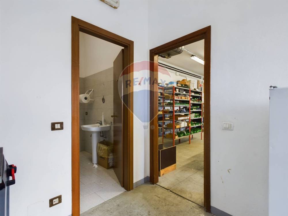 ufficio in vendita a Vellezzo Bellini