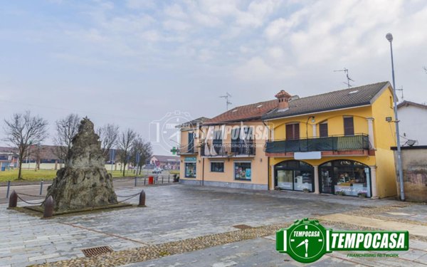 casa indipendente in vendita a Vellezzo Bellini in zona Giovenzano