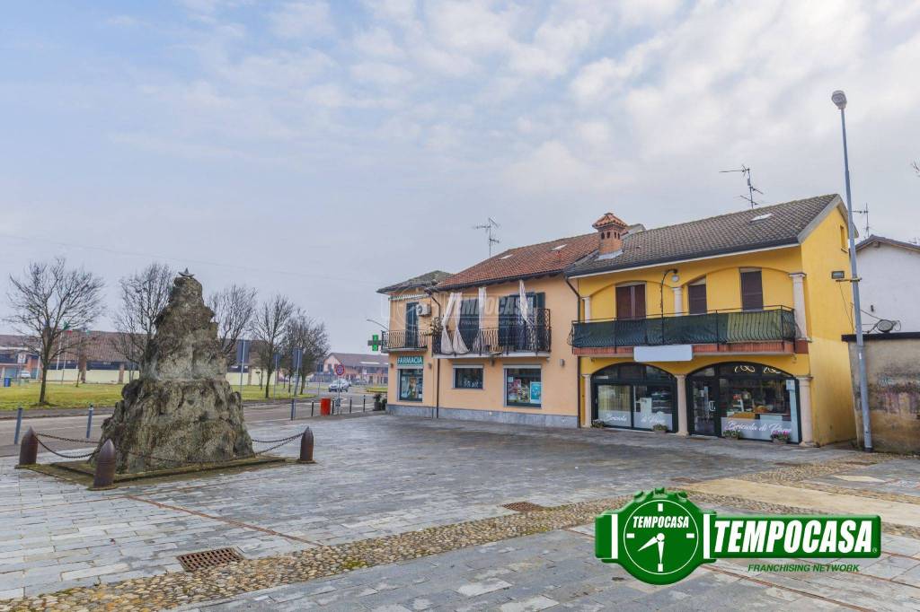 casa indipendente in vendita a Vellezzo Bellini in zona Giovenzano