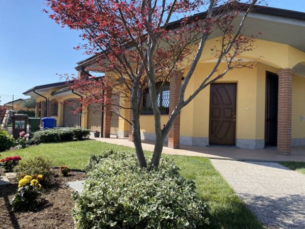 casa indipendente in vendita a Vellezzo Bellini