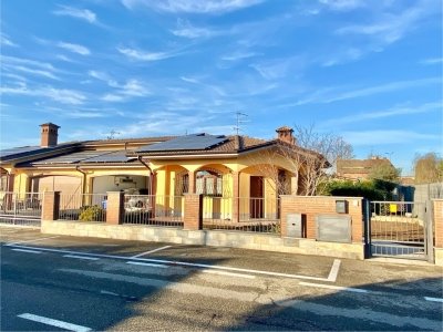 casa indipendente in vendita a Vellezzo Bellini