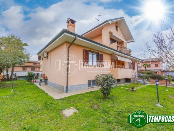 casa indipendente in vendita a Vellezzo Bellini