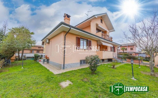 casa indipendente in vendita a Vellezzo Bellini