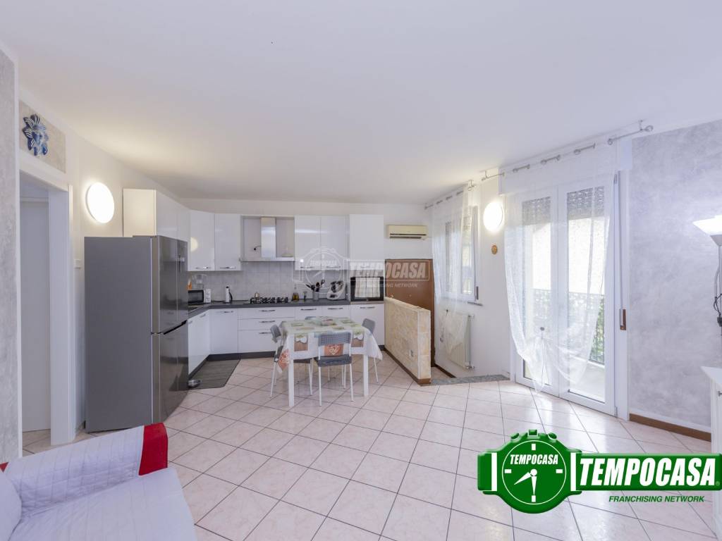 appartamento in vendita a Vellezzo Bellini in zona Giovenzano