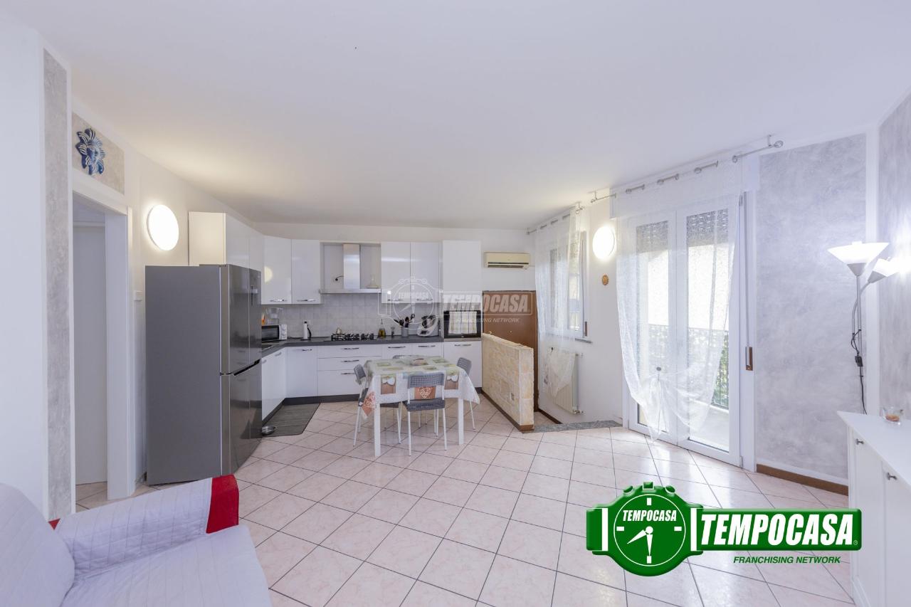 appartamento in vendita a Vellezzo Bellini in zona Giovenzano