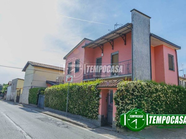 casa indipendente in vendita a Vellezzo Bellini in zona Giovenzano