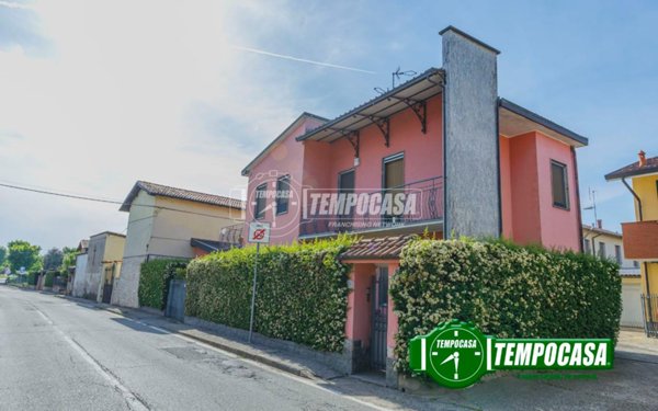 casa indipendente in vendita a Vellezzo Bellini