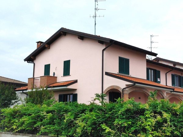 casa indipendente in vendita a Vellezzo Bellini