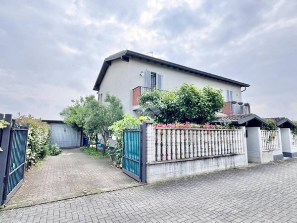 casa indipendente in vendita a Vellezzo Bellini