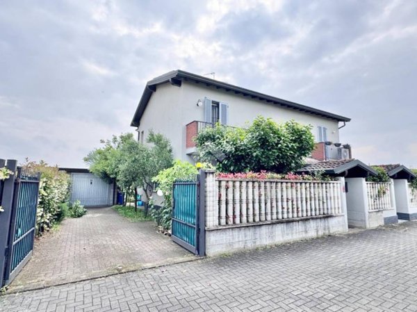 casa indipendente in vendita a Vellezzo Bellini