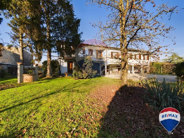 casa indipendente in vendita a Vellezzo Bellini
