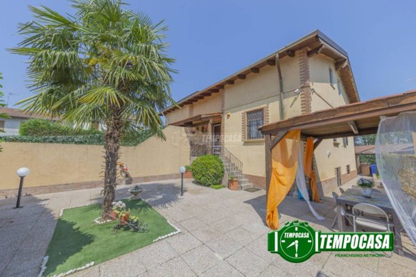 casa indipendente in vendita a Vellezzo Bellini in zona Giovenzano
