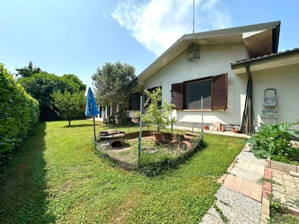 casa indipendente in vendita a Vellezzo Bellini