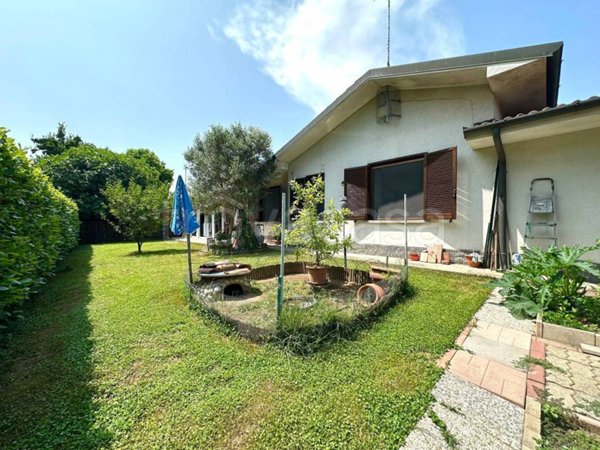 casa indipendente in vendita a Vellezzo Bellini