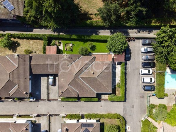 casa indipendente in vendita a Vellezzo Bellini