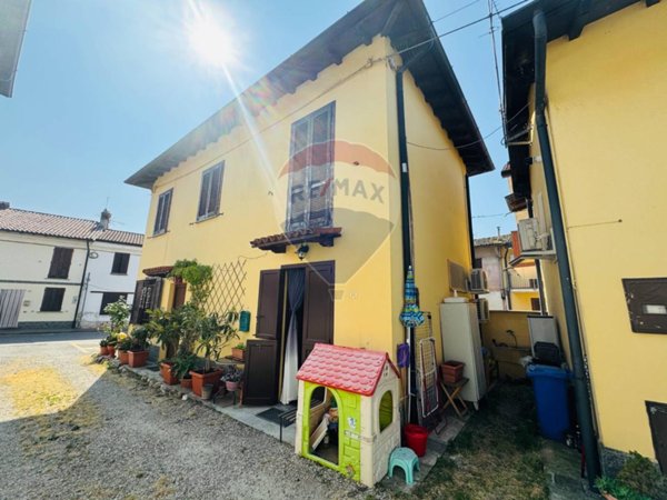 casa indipendente in vendita a Vellezzo Bellini