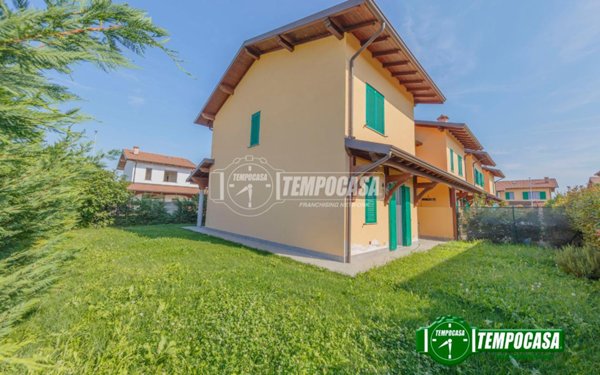 casa indipendente in vendita a Vellezzo Bellini