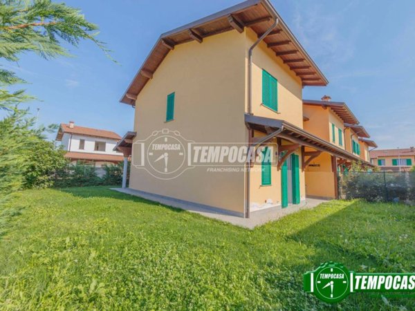 casa indipendente in vendita a Vellezzo Bellini