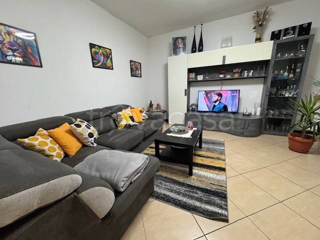 casa indipendente in vendita a Vellezzo Bellini in zona Giovenzano