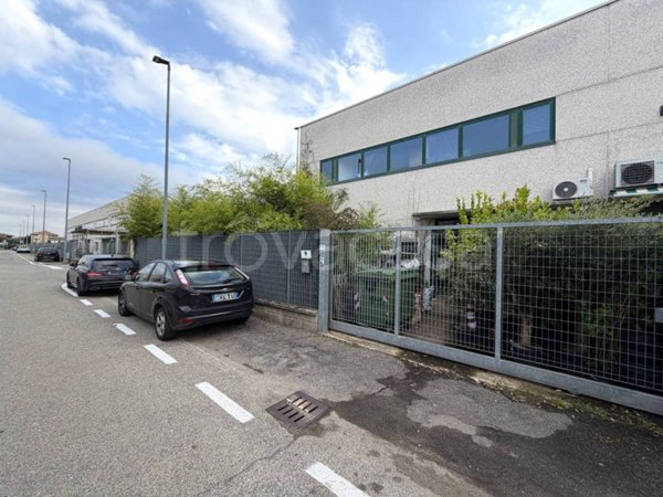 locale commerciale in vendita a Vellezzo Bellini