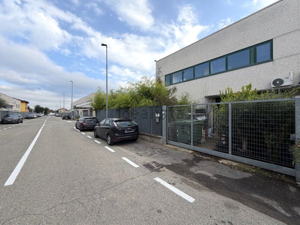 capannone in vendita a Vellezzo Bellini