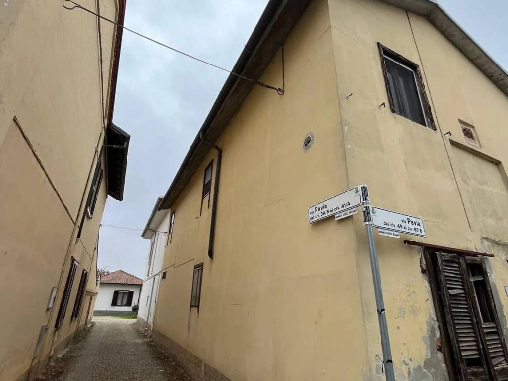 casa indipendente in vendita a Vellezzo Bellini in zona Giovenzano