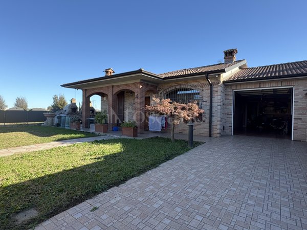 casa indipendente in vendita a Vellezzo Bellini