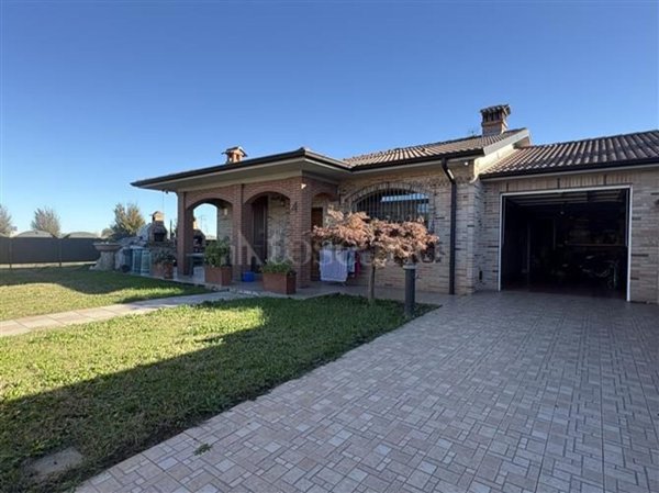 casa indipendente in vendita a Vellezzo Bellini