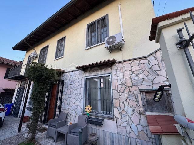 casa indipendente in vendita a Vellezzo Bellini in zona Giovenzano