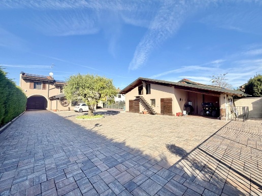 casa indipendente in vendita a Vellezzo Bellini in zona Origioso