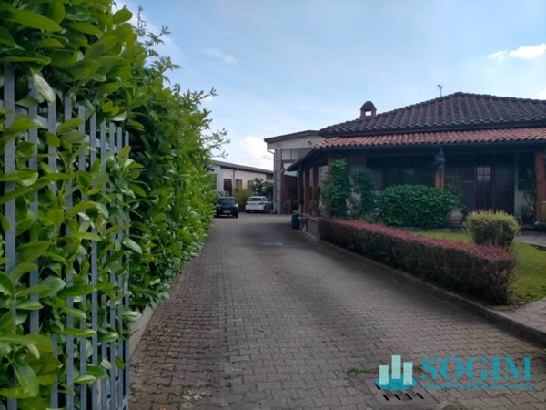 locale commerciale in vendita a Vellezzo Bellini in zona Giovenzano