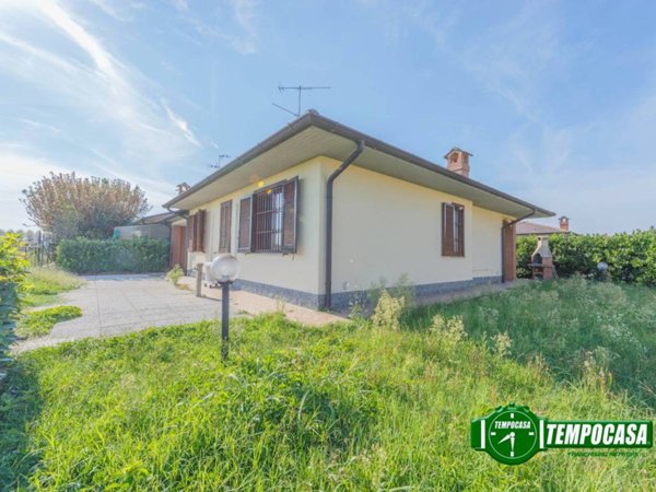 casa indipendente in vendita a Vellezzo Bellini