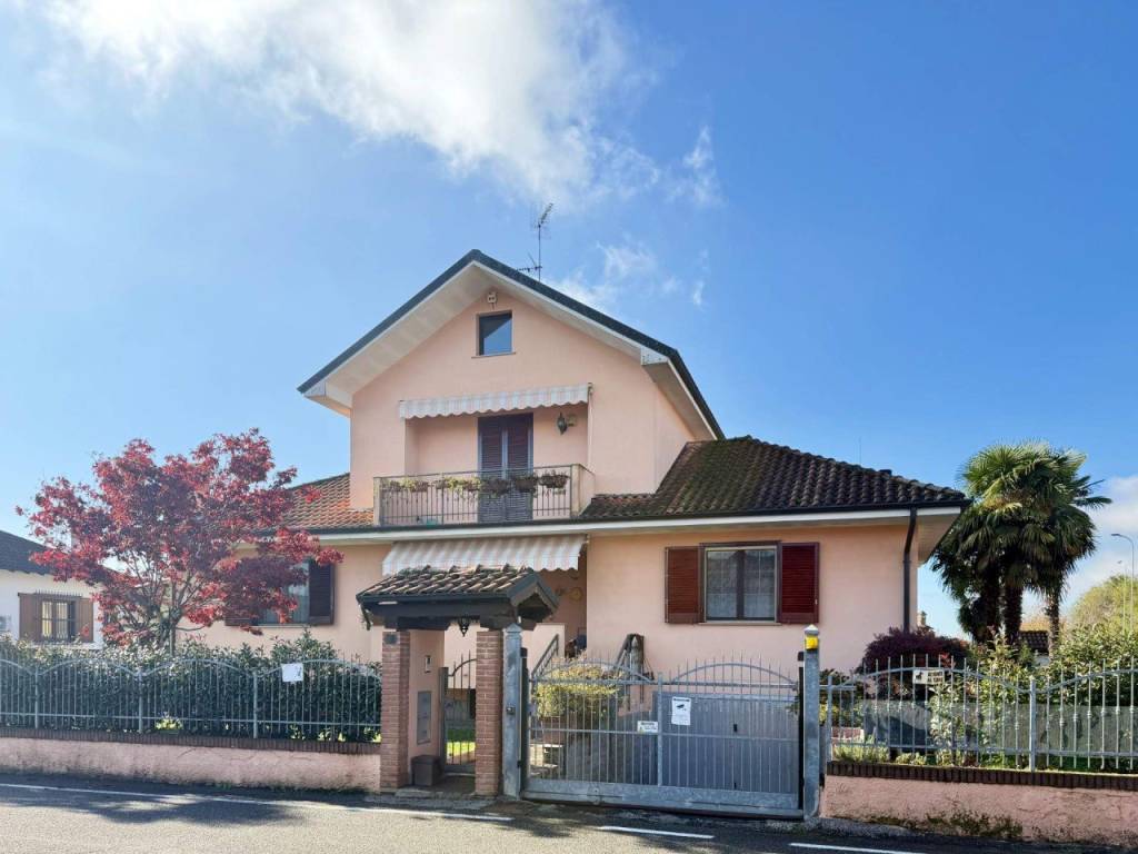 casa indipendente in vendita a Vellezzo Bellini