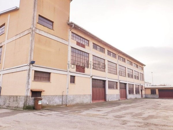 capannone in vendita a Vellezzo Bellini