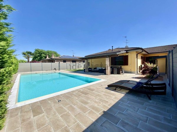 casa indipendente in vendita a Vellezzo Bellini