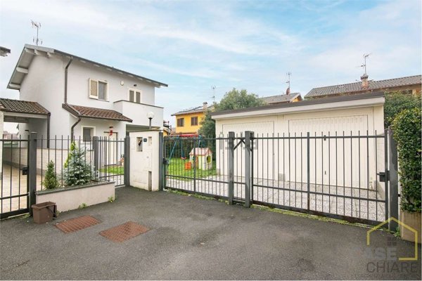 casa indipendente in vendita a Vellezzo Bellini