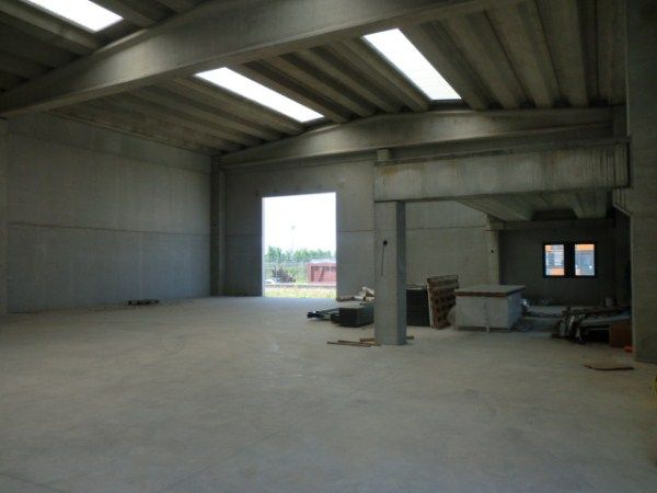 capannone in vendita a Vellezzo Bellini