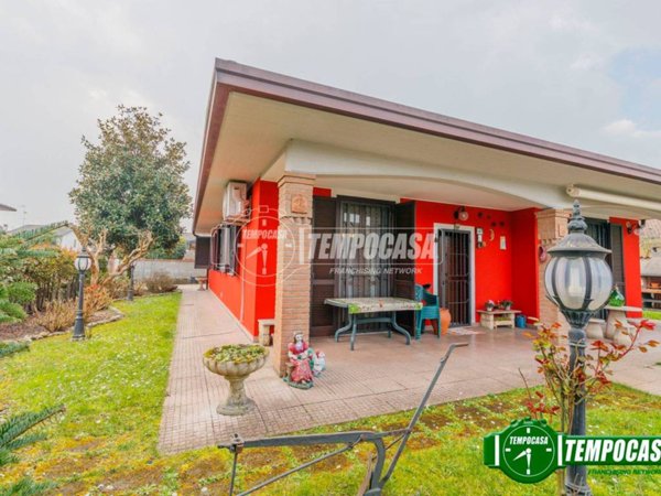 casa indipendente in vendita a Vellezzo Bellini