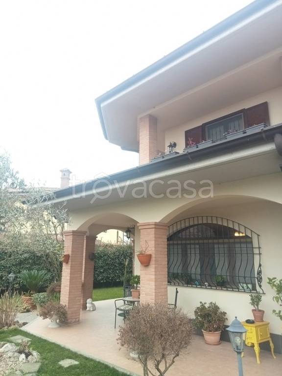 casa indipendente in vendita a Vellezzo Bellini
