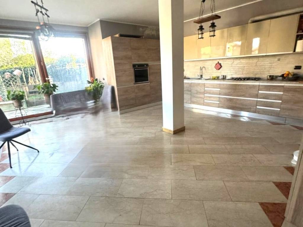 casa indipendente in vendita a Vellezzo Bellini in zona Giovenzano