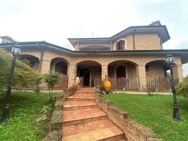 casa indipendente in vendita a Vellezzo Bellini