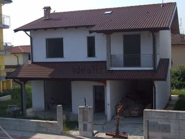 casa indipendente in vendita a Vellezzo Bellini in zona Origioso
