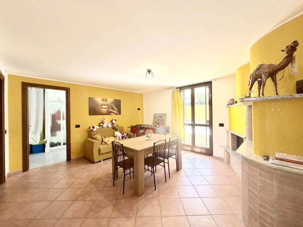 casa indipendente in vendita a Vellezzo Bellini